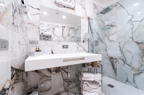 米兰米兰城堡酒店的白色的浴室设有大理石墙