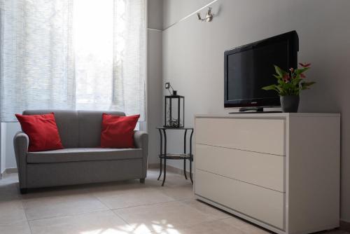 卡塔尼亚Loft Ramondetta 30tre的客厅配有梳妆台上的电视