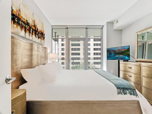 贝塞斯达Global Luxury Suites Bethesda Chevy Chase的卧室设有白色的床和大窗户