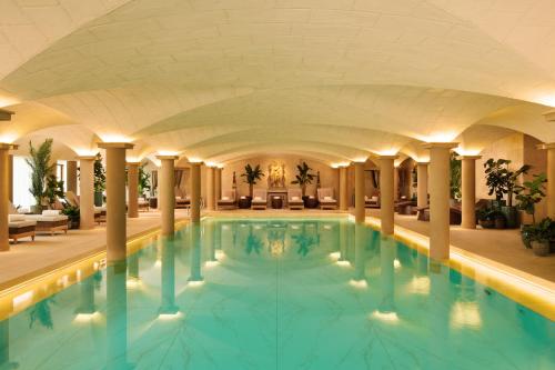 里彭Grantley Hall的酒店大堂的大型游泳池