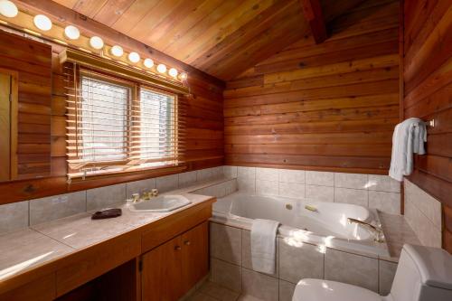 费尔蒙特温泉克里克赛德度假屋的带浴缸、卫生间和盥洗盆的浴室