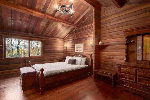费尔蒙特温泉克里克赛德度假屋的小木屋内一间卧室,配有一张床