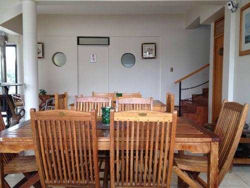 巴伊亚英格莱萨布兰科恩卡拉达酒店的一间带木桌和椅子的用餐室