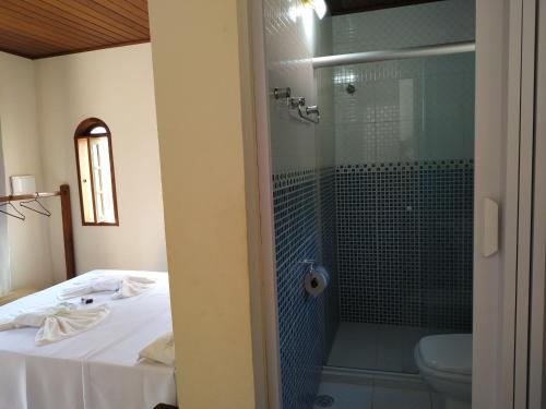 塔里图巴Estalagem São Gonçalo的带淋浴和卫生间的浴室