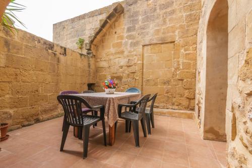 400YR Farmhouse in Xaghra Gozo - Separate Rooms的庭院或其他户外区域