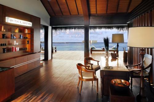 加弗阿利夫环礁马尔代夫度假村的一间带桌椅和海洋的客厅