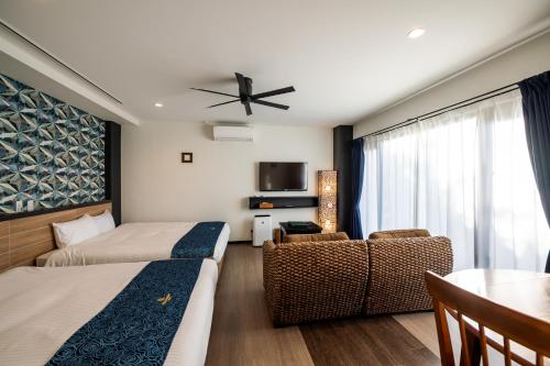 恩纳坦恰沃德橄榄石智能酒店的酒店客房设有两张床和一张桌子。
