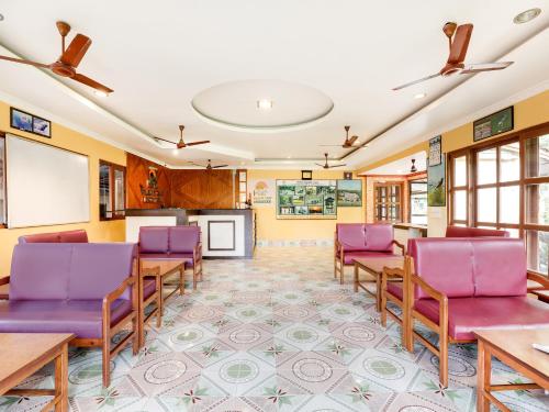索拉哈Hotel Wildlife Camp的一间会议室,配有紫色椅子和一张桌子