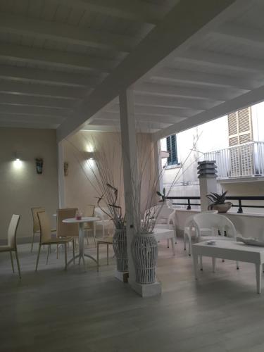 维耶斯泰Dream & Relax的餐厅设有桌椅和大窗户。