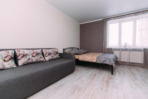 苏梅Luxury apart-hotel on Kharkovskaya near Lavina的客厅配有沙发和1张床