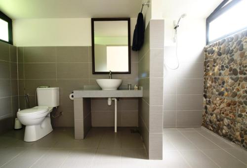 姆鲁Mulu National Park的一间带水槽、卫生间和镜子的浴室