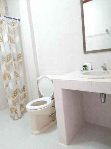 坤西育府สตาร์ รีสอร์ท (สี่แยก จปร)的白色的浴室设有卫生间和水槽。