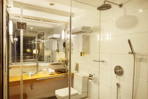 广州礼顿酒店的带淋浴、卫生间和盥洗盆的浴室