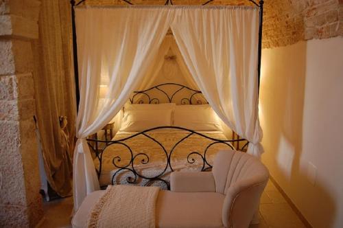 阿尔贝罗贝洛La Cantina的卧室配有一张黑白床和椅子