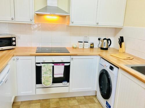 埃普瑟姆AmberBlue@Epsom的厨房配有洗衣机和烘干机
