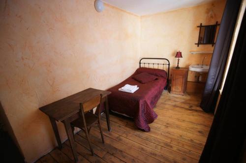 Villar-dʼArèneChez Jean Pierre - Room 1pers in a 17th century house - n 6的一间小卧室,配有一张床和一张桌子