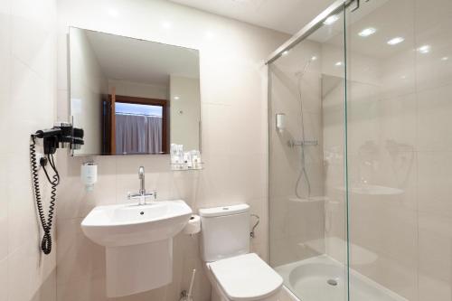 马略卡岛帕尔马Portofino Mallorca的浴室配有卫生间、盥洗盆和淋浴。