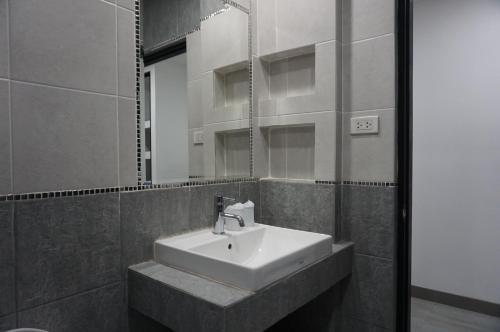 芭东海滩Heaven Apartments的一间带水槽和镜子的浴室