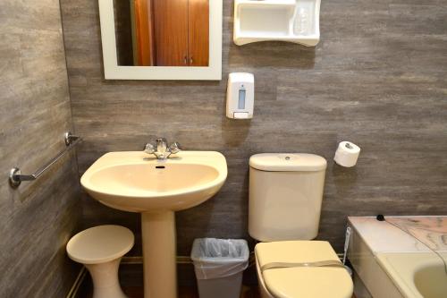 布埃乌Hotel Alda Bueumar的一间带水槽和卫生间的浴室