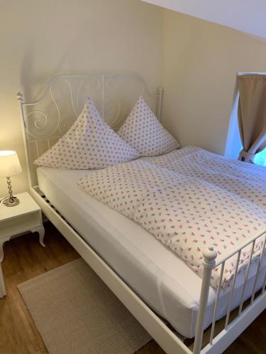 若特阿赫-埃根Ferienwohnung Giacomelli 3的一张白色的床,上面有polka 点枕头