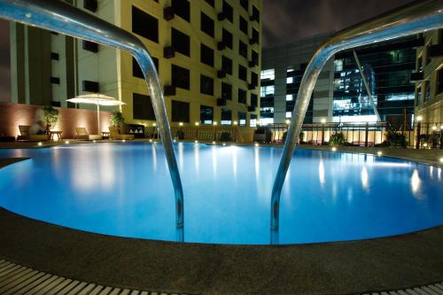 班加罗尔Sterlings Mac Hotel的大楼中央的大型游泳池