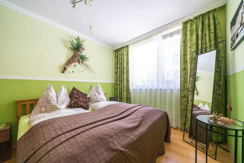 滨湖默尔比施Laubgassl的一间卧室设有一张大床和一个窗户。