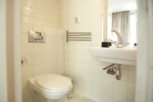 阿姆斯特丹Wooden Mill B&B的白色的浴室设有卫生间和水槽。