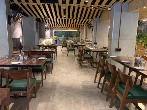 浦那Centro的用餐室配有木桌和椅子