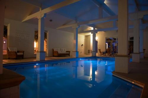 Margate豪顿别墅酒店的夜间酒店游泳池