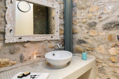 Muazzo Creta Stone House, a Fairytale Cottage, By ThinkVilla的一间浴室
