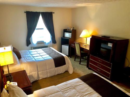 Bicentennial Inn客房内的一张或多张床位