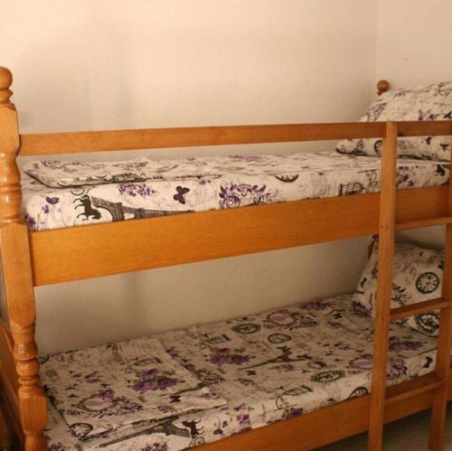 Apartments EMERALD客房内的一张或多张双层床