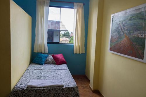 塔拉波托Shoffi's House Backpackers的小房间设有一张带窗户的床