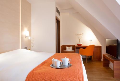 Hotel Le Clos De La Vouge客房内的一张或多张床位