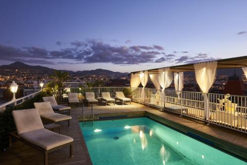 尼斯尼斯灿烂酒店的建筑物屋顶上的游泳池