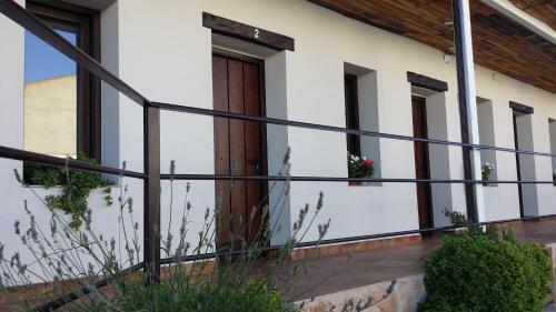 阿尔玛格鲁Hostal Almagro的一座带木门和黑色栏杆的房子
