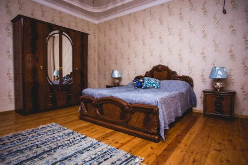 BuzovnaSeaview Villa Buzovna Sameya的一间卧室配有一张床和一面大镜子