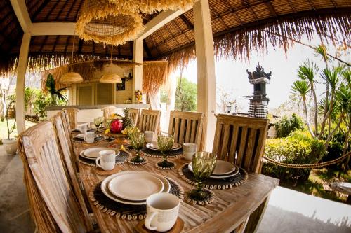 乌鲁瓦图Incense Impossible Beach-Adults Only的一张木桌,上面放着食物盘