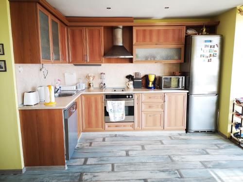 BozhuretsVilla Liana的厨房配有木制橱柜和白色冰箱。