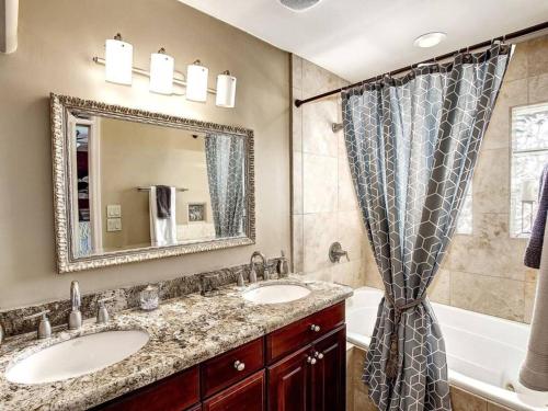 斯科茨Kierland Villa · North Scottsdale Home w/Pool~Walk to Kierland Area的浴室设有2个水槽、浴缸和镜子