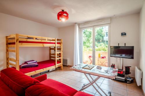 托农莱班因斯顿莱曼II公寓的客厅配有红色的沙发和双层床。