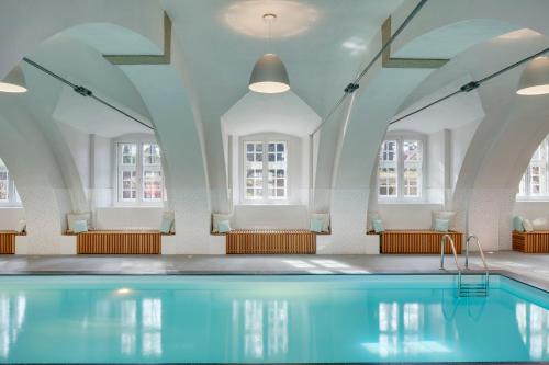 Herálec欧舒丹赫拉莱茨城堡精品酒店及水疗中心的窗户的房间内的游泳池