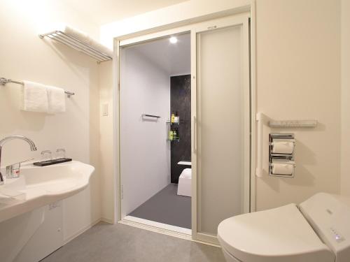 东京Hotel Oriental Express Tokyo Kamata的带淋浴、卫生间和盥洗盆的浴室