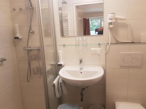 Comfort Rooms Bruckner的一间浴室
