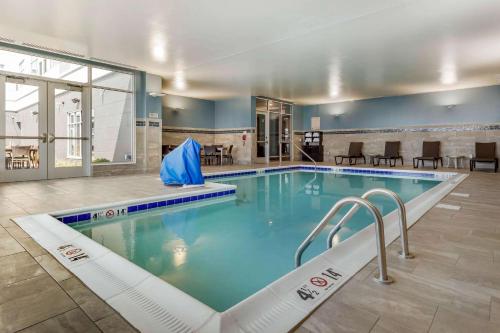 贝滕多夫Cambria Hotel Davenport Quad Cities的在酒店房间的一个大型游泳池
