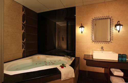 高雄香堤晶典汽车旅馆的带浴缸和盥洗盆的浴室