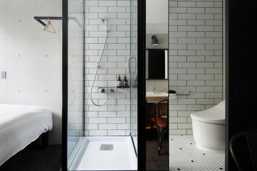 东京HOTEL CEN的带淋浴、卫生间和盥洗盆的浴室