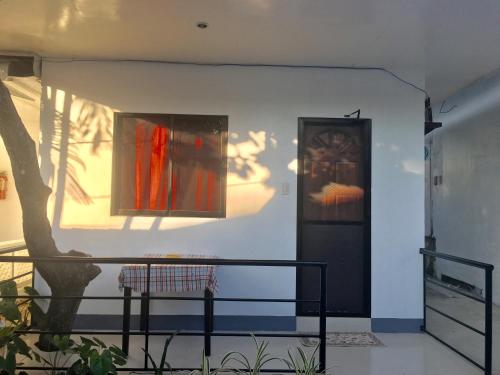曼巴豪Paguia’s Cottages的墙上有两幅画,一扇门和一棵树