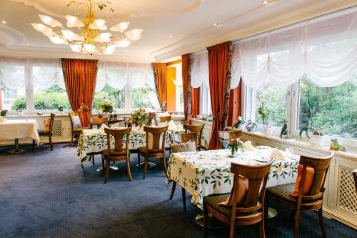 玛特丁恩Landhaus Keller - Hotel & Restaurant的用餐室设有桌椅和窗户。