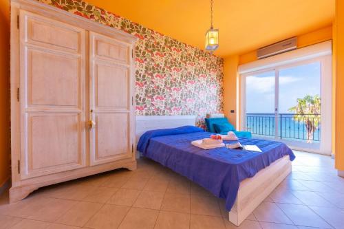 莱圭利亚Laigueglia Beach - Happy Rentals的一间卧室设有一张床和一个大窗户